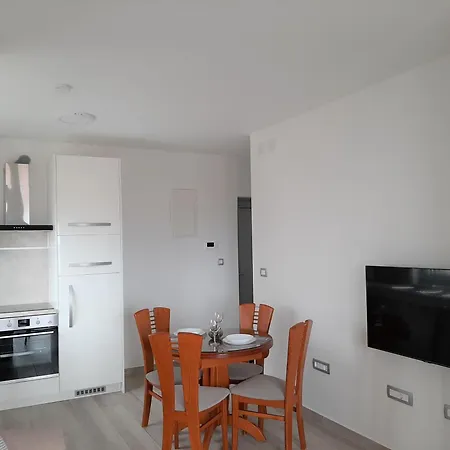 Apartma Dana דירה יאדראנובו